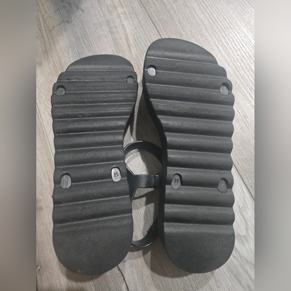 PINK Victoria's Secret Black Strappy Sandals - Picture 3 of 3